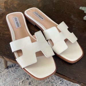 White Steve Madden Slip on sandals￼ Hadyn